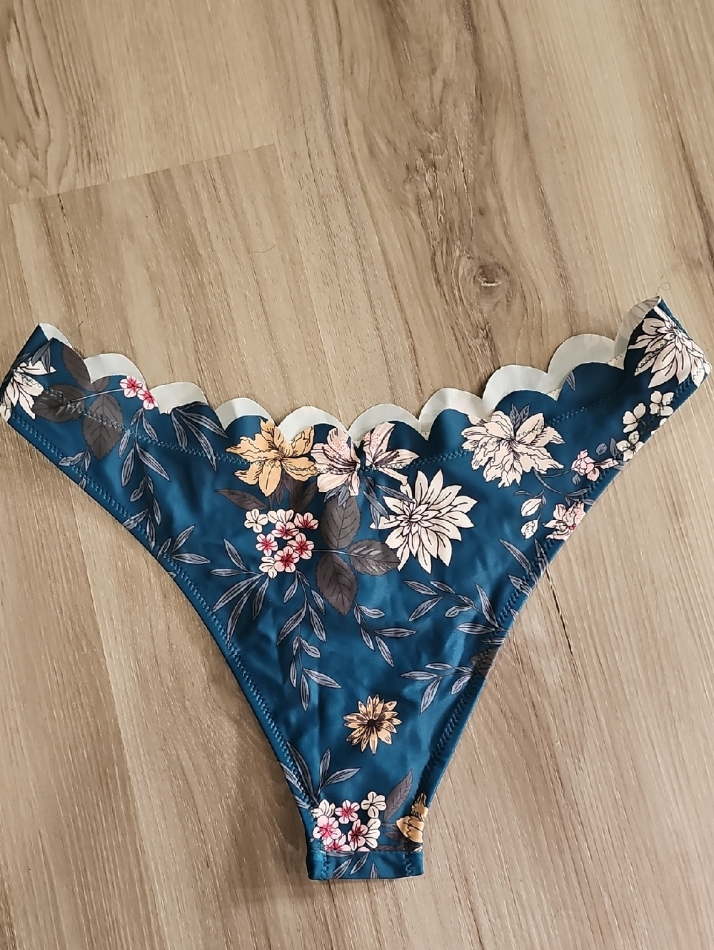 Zaful White and Teal Floral Scalloped Bikini - Picture 5 of 5